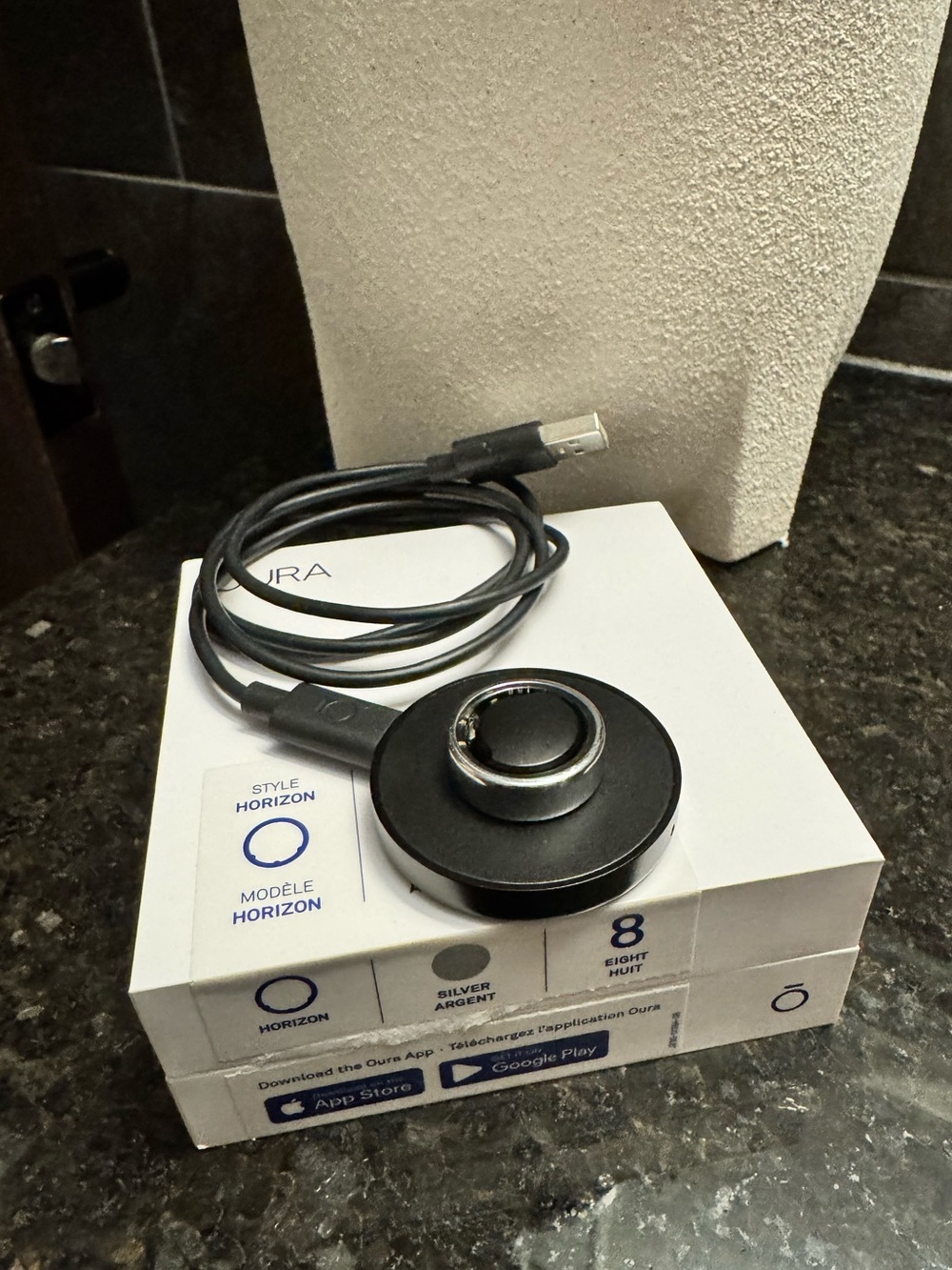 Oura Ring Gen 3 Horizon Silver – Size 8
Box & Charger Included